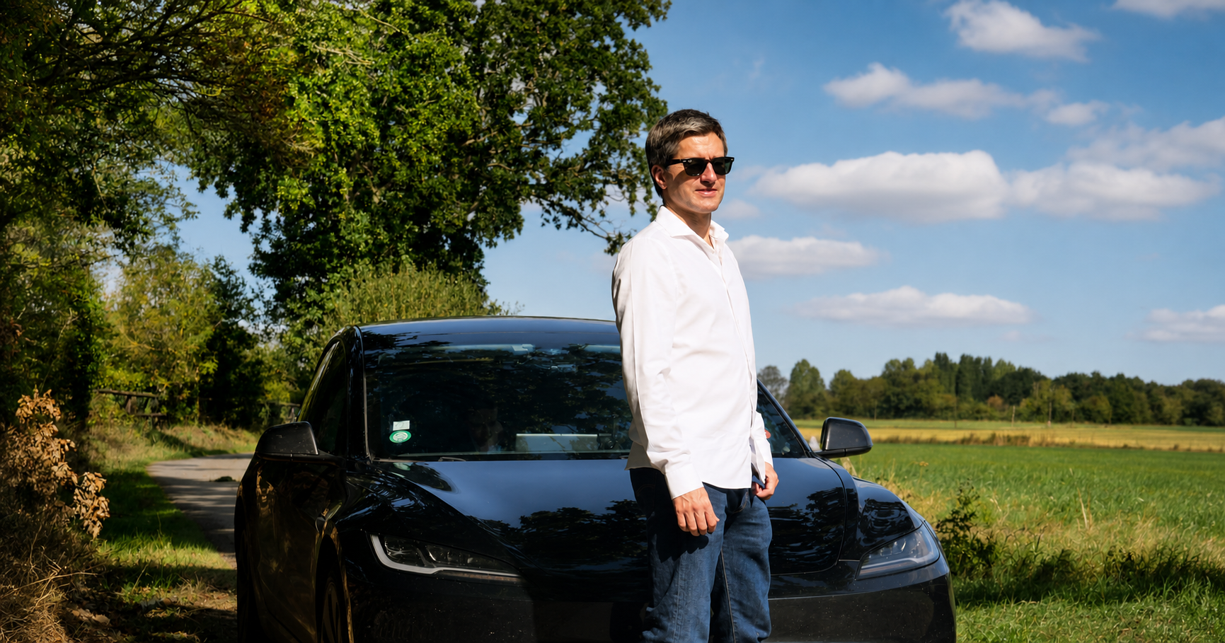 Alexandre, chauffeur privé Normandy Journey, devant sa Tesla en Normandie